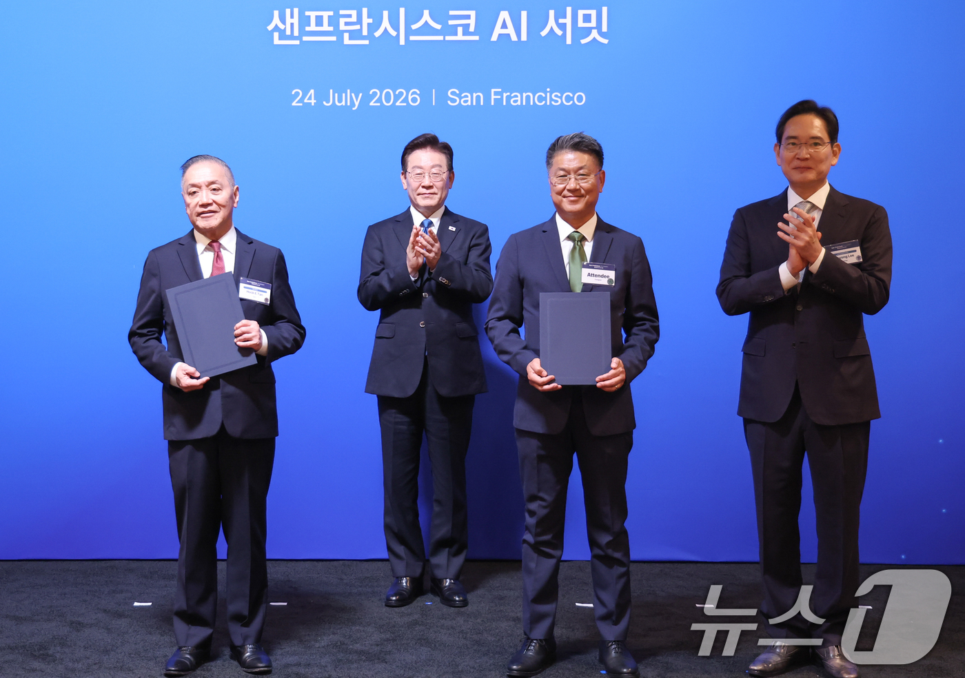 (샌프란시스코(미국)=뉴스1) 허경 기자 = 한진만 삼성전자 파운드리 사장과 혹 탄 브로드컴 최고경영자가 24일(현지시간) 이재명 대통령이 임석한 가운데 미국 샌프란시스코 더 미드 …