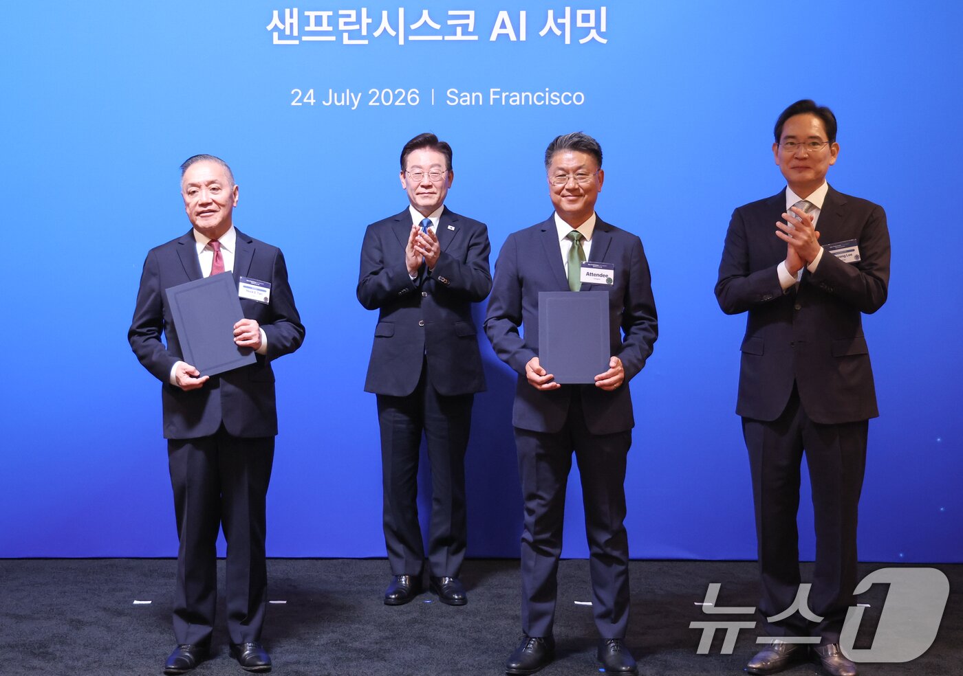 본문 이미지 - 한진만 삼성전자 파운드리 사장과 혹 탄 브로드컴 최고경영자가 24일(현지시간) 이재명 대통령이 임석한 가운데 미국 샌프란시스코 더 미드웨이에서 열린 AI 서밋에 앞서 첨단 반도체 기술 분야 전략적 파트너십 업무협약을 체결한 뒤 기념 촬영을 하고 있다. 오른쪽은 이재용 삼성전자 회장. 2026.7.25 ⓒ 뉴스1 허경 기자