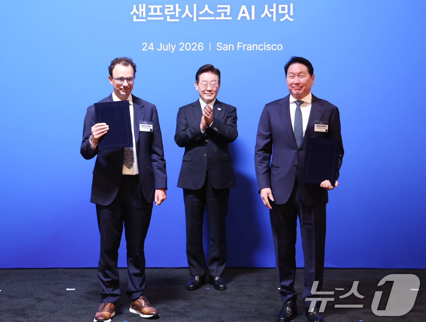 본문 이미지 - 최태원 SK그룹 회장과 다리오 아모데이 앤트로픽 최고경영자가 24일(현지시간) 이재명 대통령이 임석한 가운데 미국 샌프란시스코 더 미드웨이에서 열린 AI 서밋에 앞서 SKT와 앤트로픽의 대규모 AI 데이터센터 협력의향서(LOI)를 체결한 뒤 기념촬영을 하고 있다. 2026.7.25 ⓒ 뉴스1 허경 기자