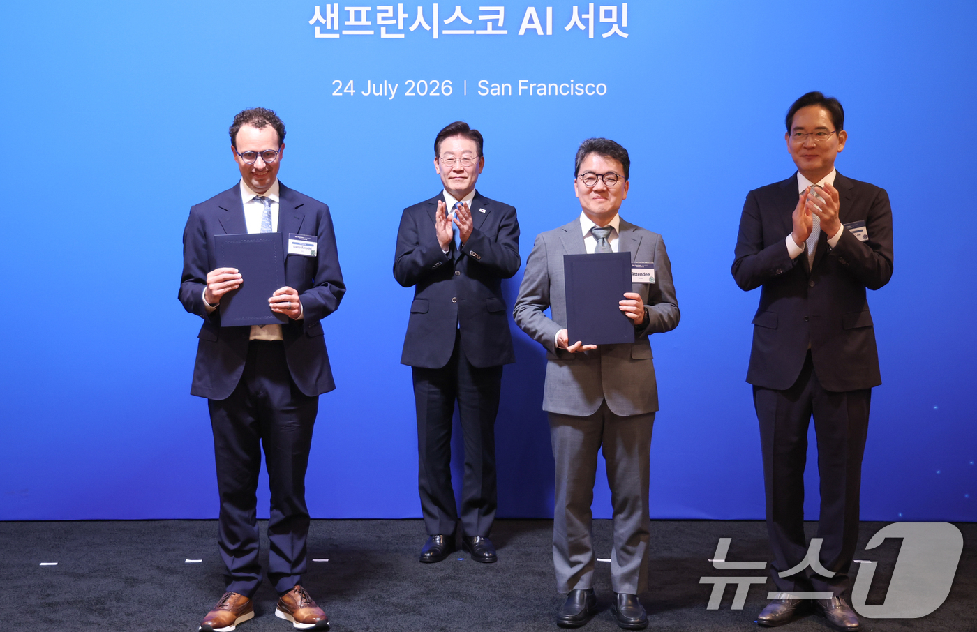(샌프란시스코(미국)=뉴스1) 허경 기자 = 이준희 삼성 SDS 사장과 다리오 아모데이 앤트로픽 최고경영자가 24일(현지시간) 이재명 대통령이 임석한 가운데 미국 샌프란시스코 더 …