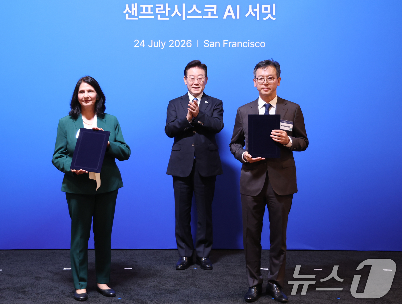 (샌프란시스코(미국)=뉴스1) 허경 기자 = 김주선 SK하이닉스 AI 인프라 담당 사장과 라니 보르카르 마이크로소프트 애저 하드웨어 사장이 24일(현지시간) 이재명 대통령이 임석한 …