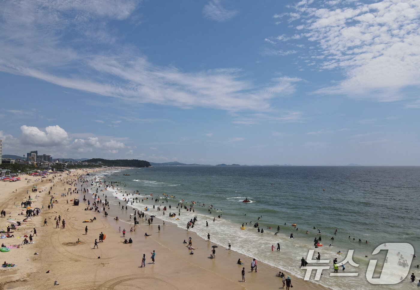 본문 이미지 - 폭염주의보가 발효된 25일 충남 보령 대천해수욕장에서 관광객들이 주말을 맞아 즐거운 시간을 보내고 있다. 대천해수욕장 일원에서 진행되는 제29회 보령머드축제는 오는 8월 9일까지 다양한 머드체험과 공연, 야간 프로그램 등이 이어질 예정이다. 2026.7.25 ⓒ 뉴스1 김기태 기자