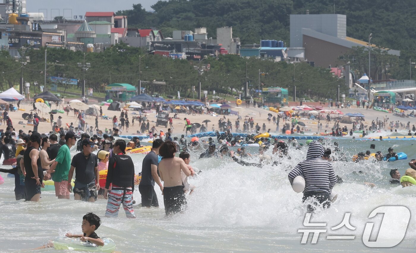 본문 이미지 - 폭염주의보가 발효된 25일 충남 보령 대천해수욕장에서 관광객들이 주말을 맞아 즐거운 시간을 보내고 있다. 대천해수욕장 일원에서 진행되는 제29회 보령머드축제는 오는 8월 9일까지 다양한 머드체험과 공연, 야간 프로그램 등이 이어질 예정이다. 2026.7.25 ⓒ 뉴스1 김기태 기자