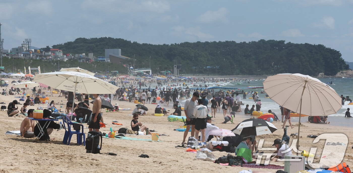 본문 이미지 - 폭염주의보가 발효된 25일 충남 보령 대천해수욕장에서 관광객들이 주말을 맞아 즐거운 시간을 보내고 있다. 대천해수욕장 일원에서 진행되는 제29회 보령머드축제는 오는 8월 9일까지 다양한 머드체험과 공연, 야간 프로그램 등이 이어질 예정이다. 2026.7.25 ⓒ 뉴스1 김기태 기자
