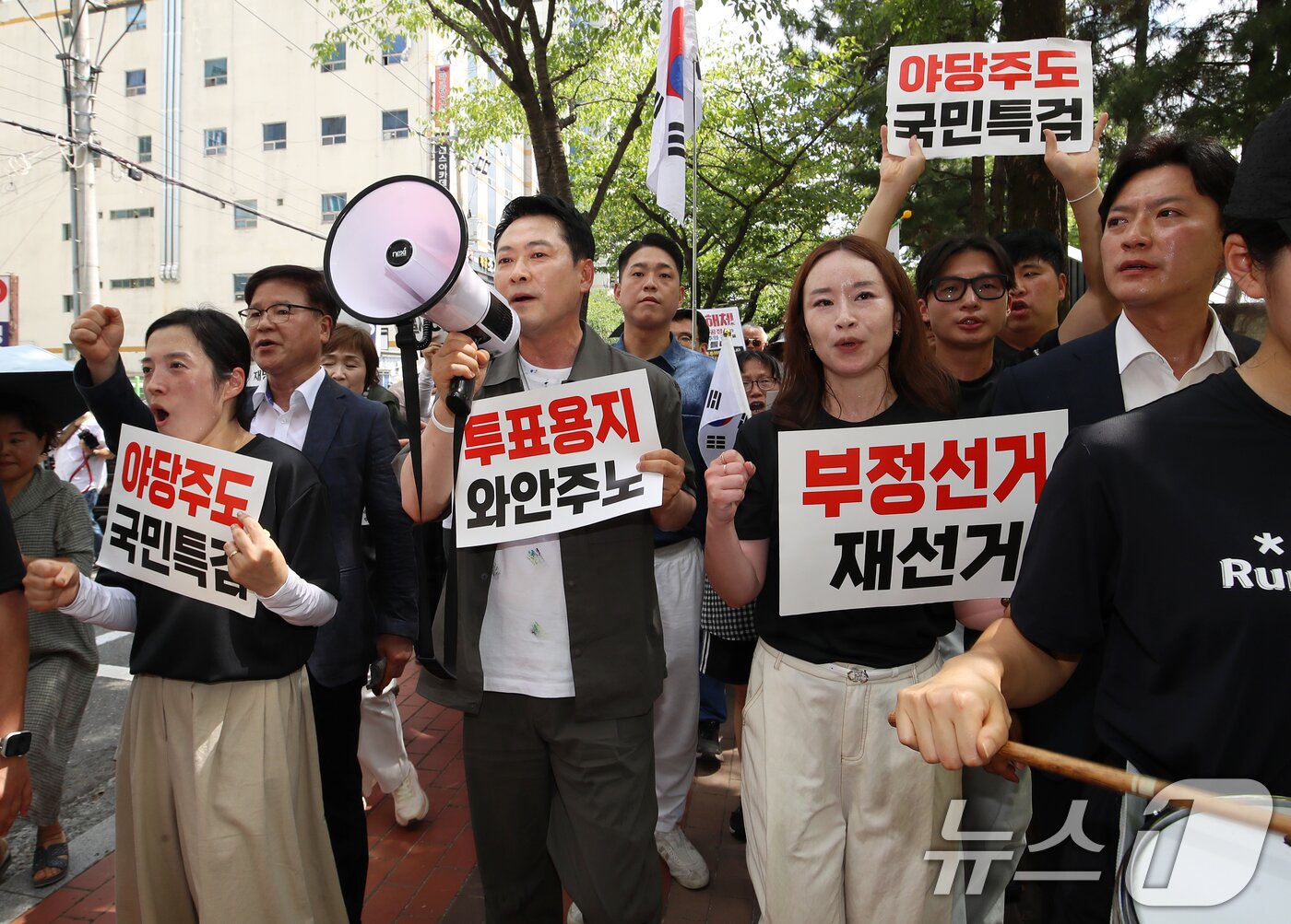 본문 이미지 - 장동혁 국민의힘 대표가 25일 오후 경남 김해 거북공원에서 열린 6·3 참정권 침해 규탄 김해시민 집회를 마친 후 참석자들과 행진하고 있다. 2026.7.25 ⓒ 뉴스1 윤일지 기자