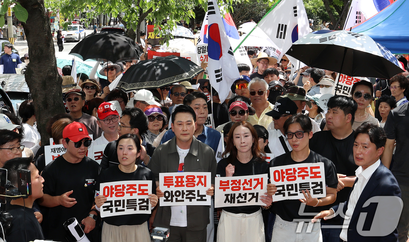 (김해=뉴스1) 윤일지 기자 = 장동혁 국민의힘 대표가 25일 오후 경남 김해 거북공원에서 열린 6·3 참정권 침해 규탄 김해시민 집회를 마친 후 참석자들과 행진하고 있다.  20 …
