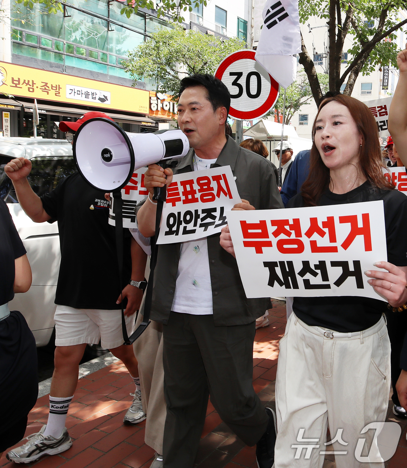 (김해=뉴스1) 윤일지 기자 = 장동혁 국민의힘 대표가 25일 오후 경남 김해 거북공원에서 열린 6·3 참정권 침해 규탄 김해시민 집회를 마친 후 참석자들과 행진하고 있다.  20 …