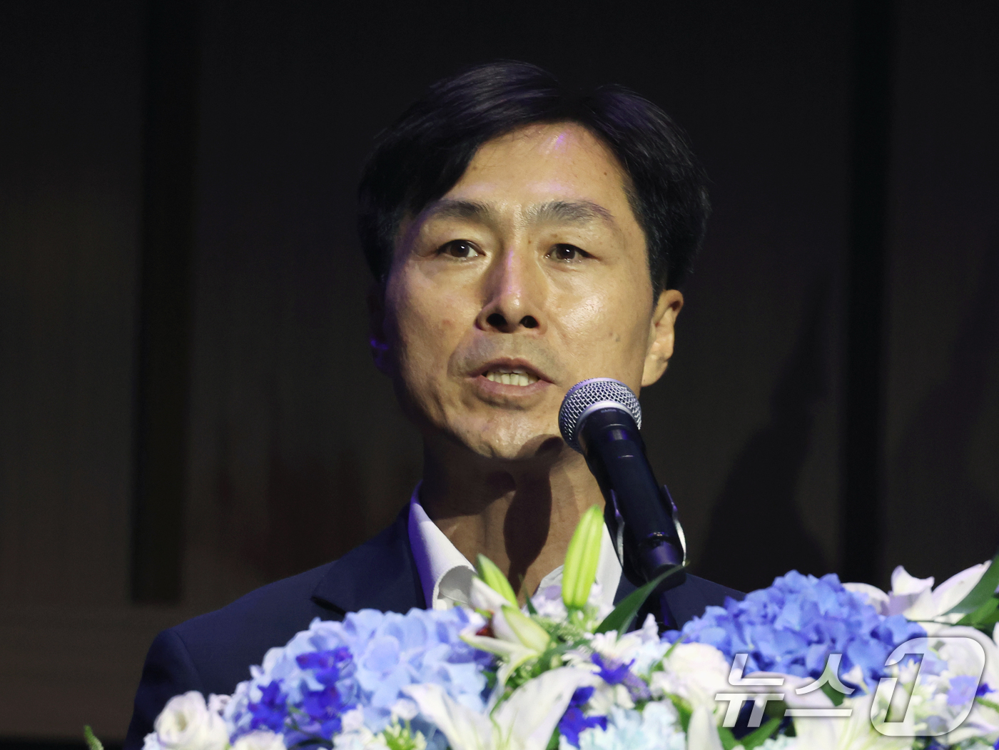 (수원=뉴스1) 황기선 기자 = 한창민 사회민주당 대표가 25일 오후 경기 수원시 수원컨벤션센터에서 열린 조국혁신당 2026 전국당원대회에서 축사를 하고 있다. 2026.7.25/ …