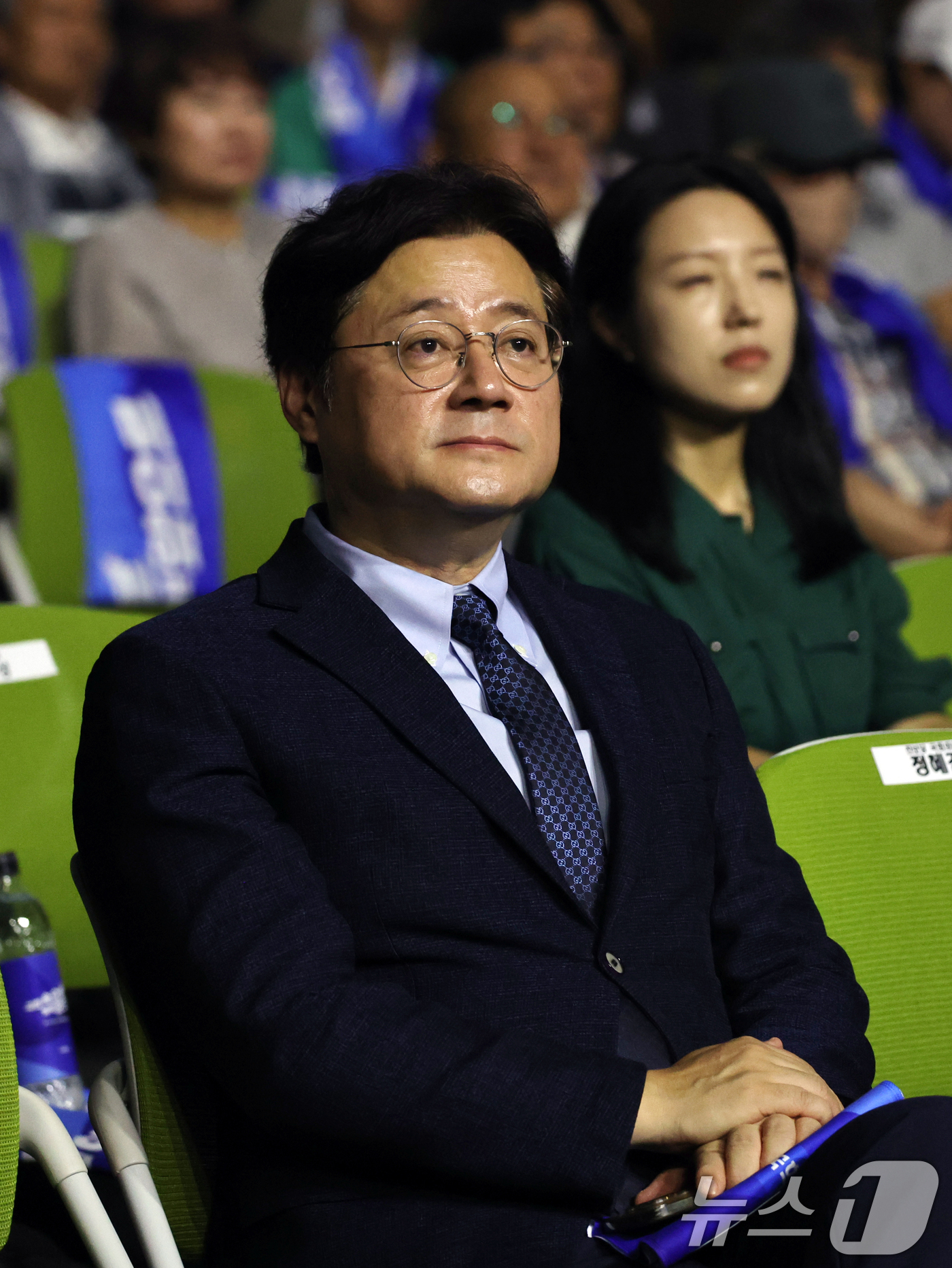(수원=뉴스1) 황기선 기자 = 홍익표 청와대 정무수석이 25일 오후 경기 수원시 수원컨벤션센터에서 열린 조국혁신당 2026 전국당원대회에 자리하고 있다. 2026.7.25/뉴스1 …