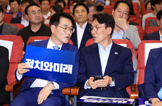 대화 나누는 김민석 후보와 박용진 부위원장