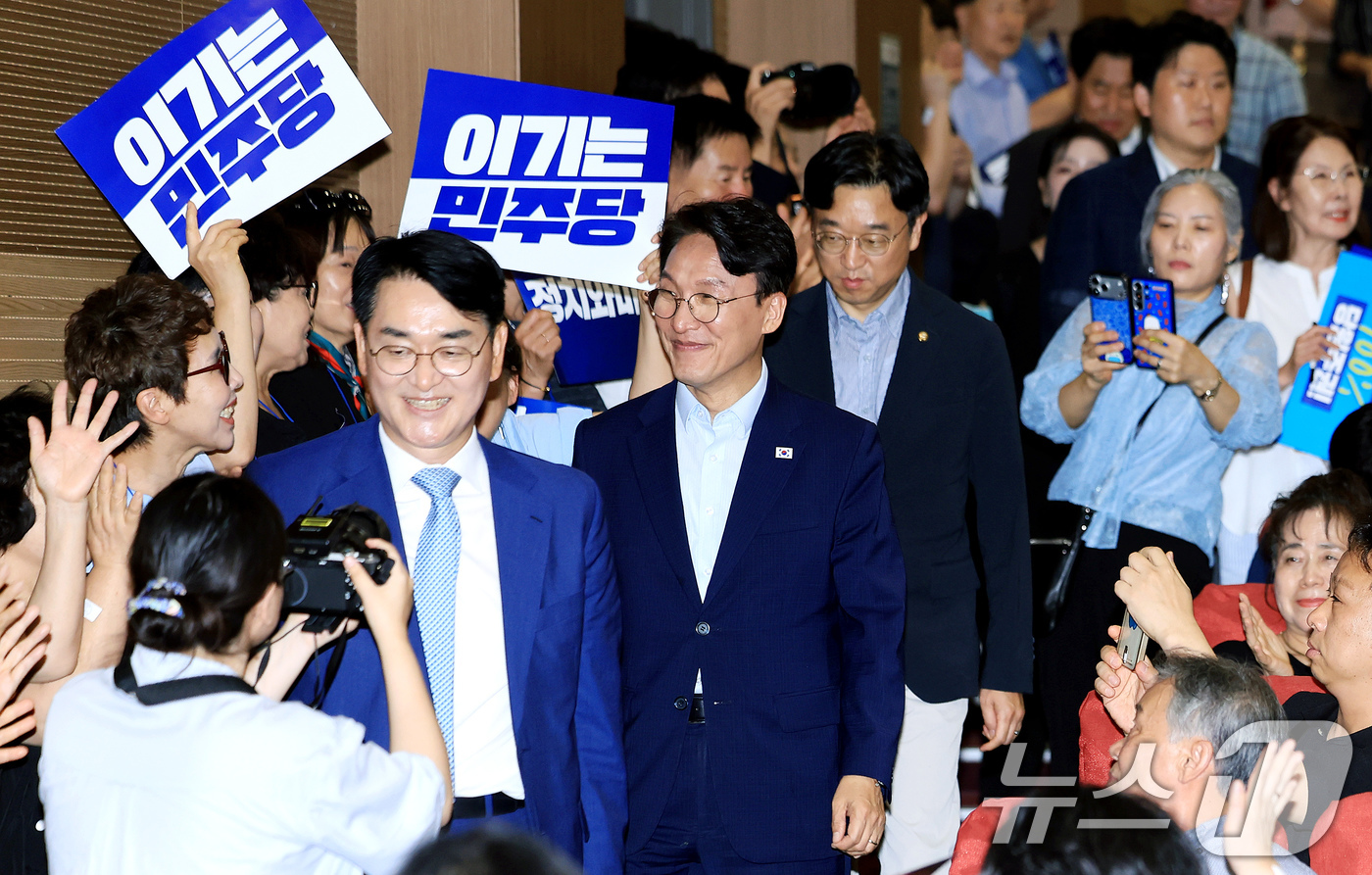 (서울=뉴스1) 이호윤 기자 = 김민석 더불어민주당 당대표 후보가 25일 서울 여의도 국회의원회관 대회의실에서 열린 '정치와미래 총회 및 초청강연'에서 지지자들에게 환호를 받으며 …