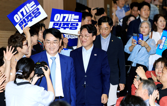 지지자들 환호 받는 김민석 당대표 후보
