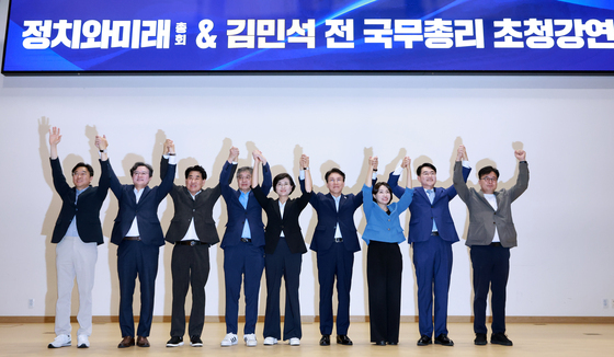 기념촬영하는 김민석 당대표 후보와 참석자들