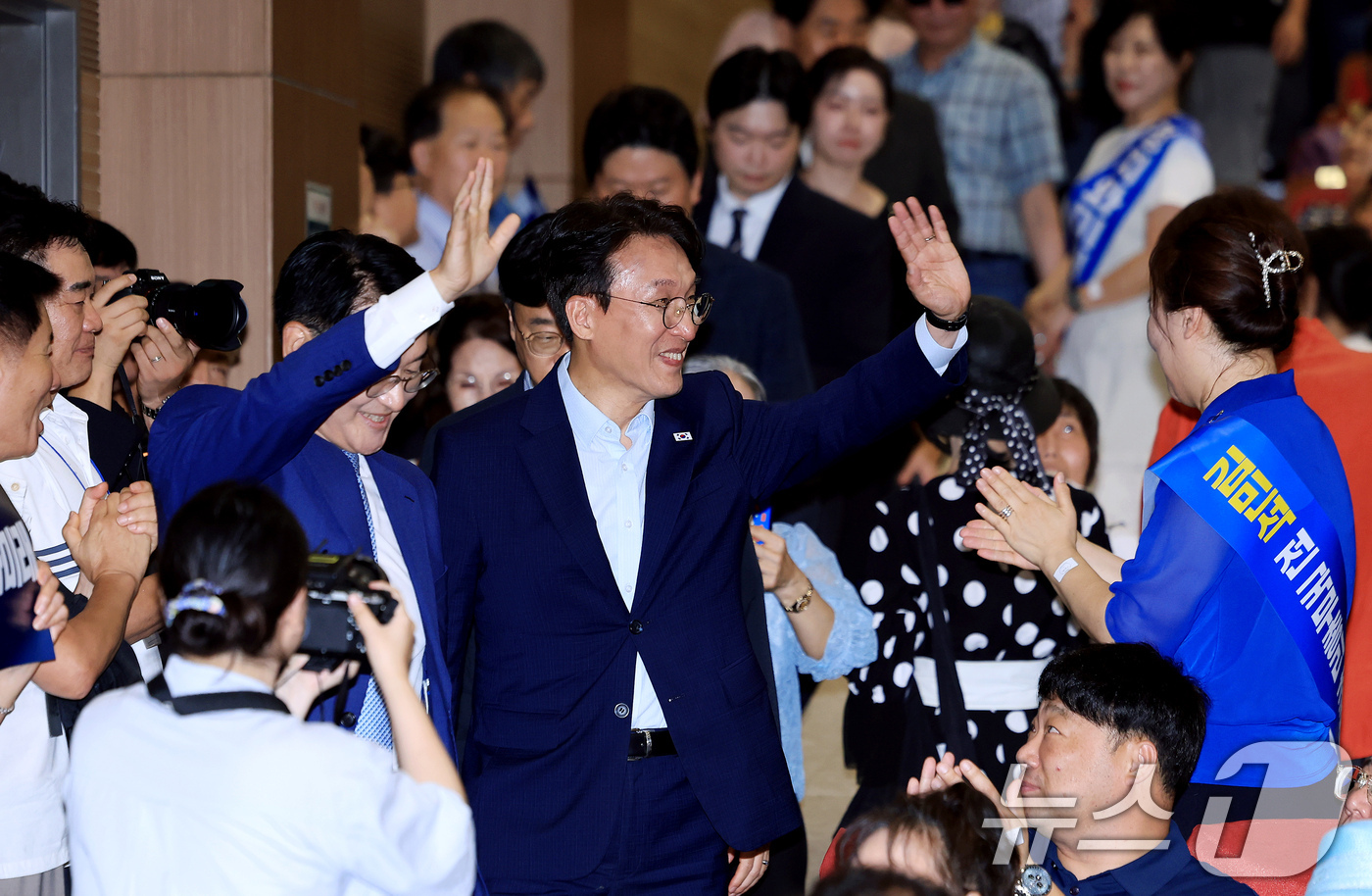 (서울=뉴스1) 이호윤 기자 = 김민석 더불어민주당 당대표 후보가 25일 서울 여의도 국회의원회관 대회의실에서 열린 '정치와미래 총회 및 초청강연'에서 지지자들에게 환호를 받으며 …