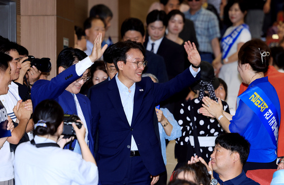 지지자들에게 환호 받으며 입장하는 김민석 후보