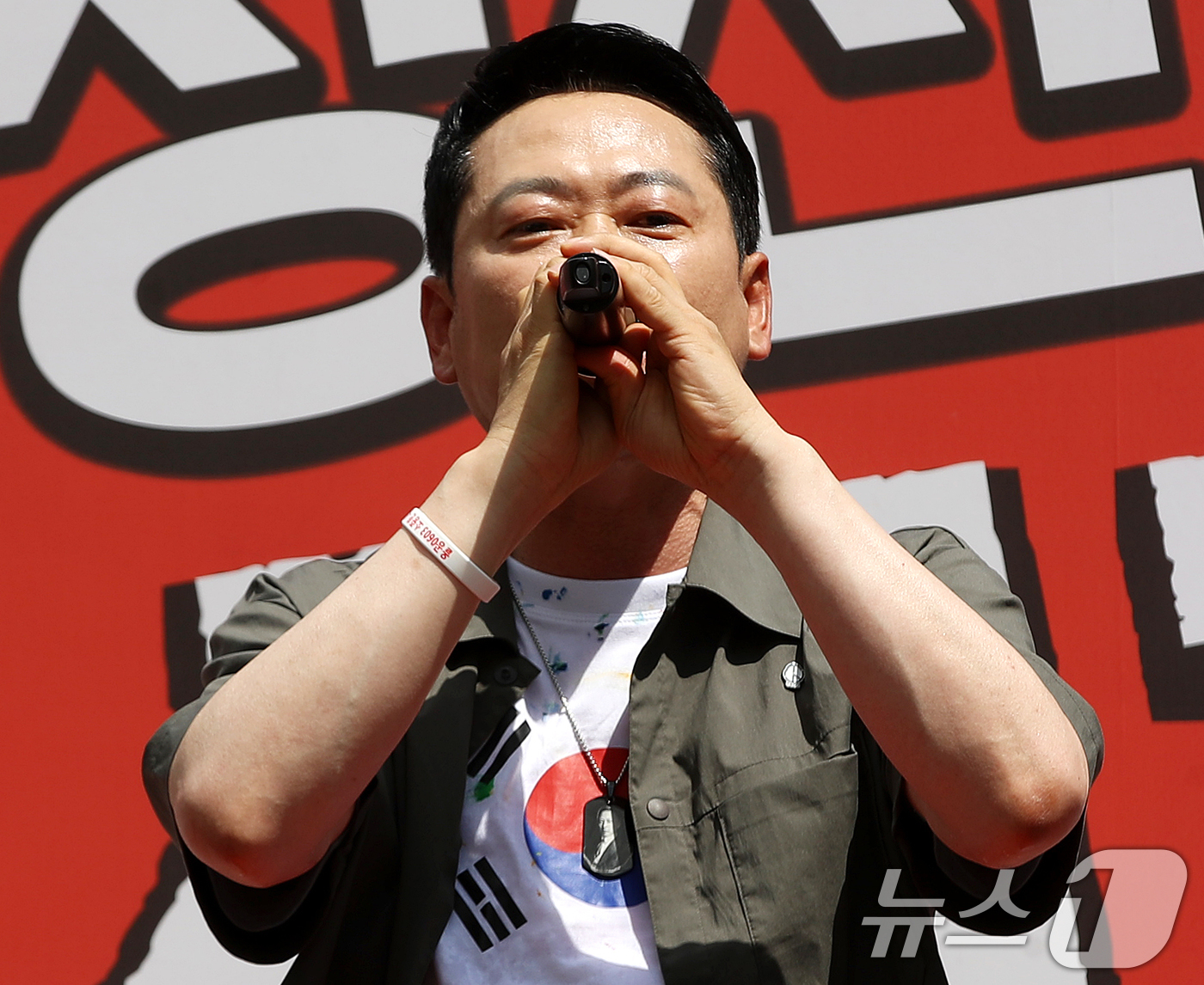 (김해=뉴스1) 윤일지 기자 = 장동혁 국민의힘 대표가 25일 오후 경남 김해 거북공원에서 열린 6·3 참정권 침해 규탄 김해시민 집회에 참석해 태극기가 그려진 옷을 입고 발언하고 …