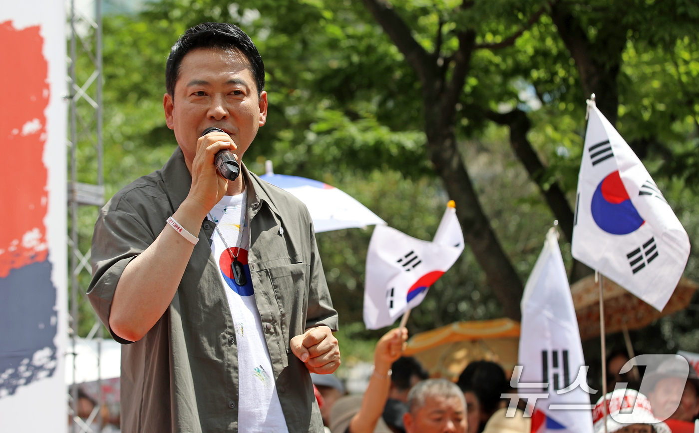 (김해=뉴스1) 윤일지 기자 = 장동혁 국민의힘 대표가 25일 오후 경남 김해 거북공원에서 열린 6·3 참정권 침해 규탄 김해시민 집회에 참석해 태극기가 그려진 옷을 입고 발언하고 …