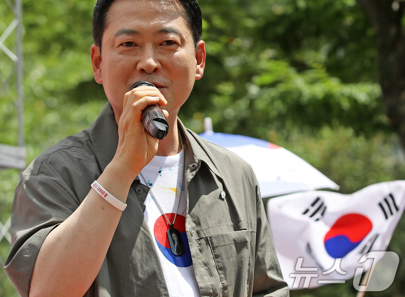 (김해=뉴스1) 윤일지 기자 = 장동혁 국민의힘 대표가 25일 오후 경남 김해 거북공원에서 열린 6·3 참정권 침해 규탄 김해시민 집회에 참석해 태극기가 그려진 옷을 입고 발언하고 …