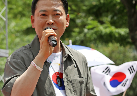태극기 그려진 옷 입고 김해 집회 참석한 장동혁