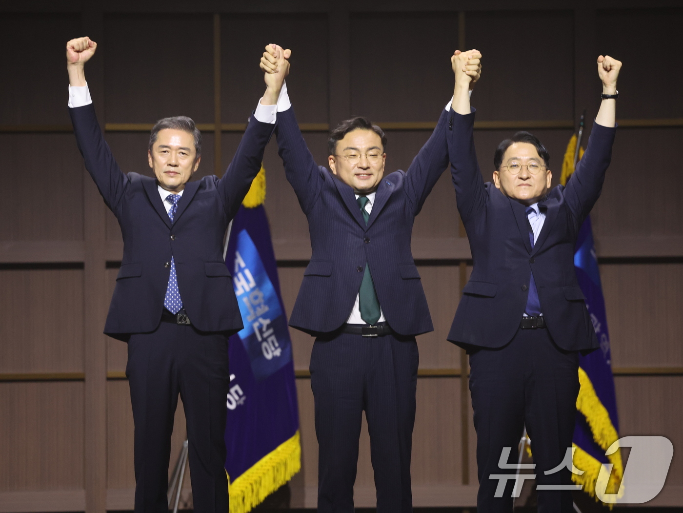 (수원=뉴스1) 황기선 기자 = 조국혁신당 신임 당대표로 선출된 신장식 의원(가운데)과 신임 최고위원으로 당선된 황현선, 차규근 최고위원이 25일 오후 경기 수원시 수원컨벤션센터에 …