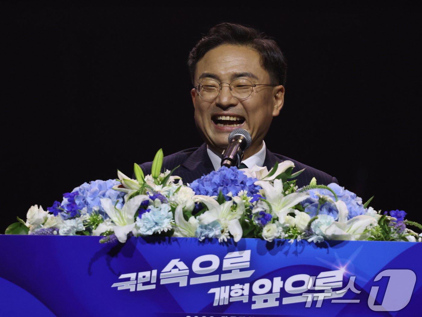 (수원=뉴스1) 황기선 기자 = 조국혁신당 신임 당대표로 선출된 신장식 의원이 25일 오후 경기 수원시 수원컨벤션센터에서 열린 2026 전국당원대회에서 대표 수락연설을 하고 있다. …