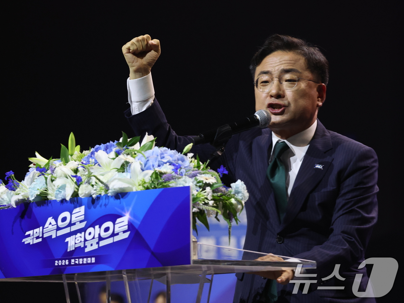 (수원=뉴스1) 황기선 기자 = 조국혁신당 신임 당대표로 선출된 신장식 의원이 25일 오후 경기 수원시 수원컨벤션센터에서 열린 2026 전국당원대회에서 대표 수락연설을 하고 있다. …