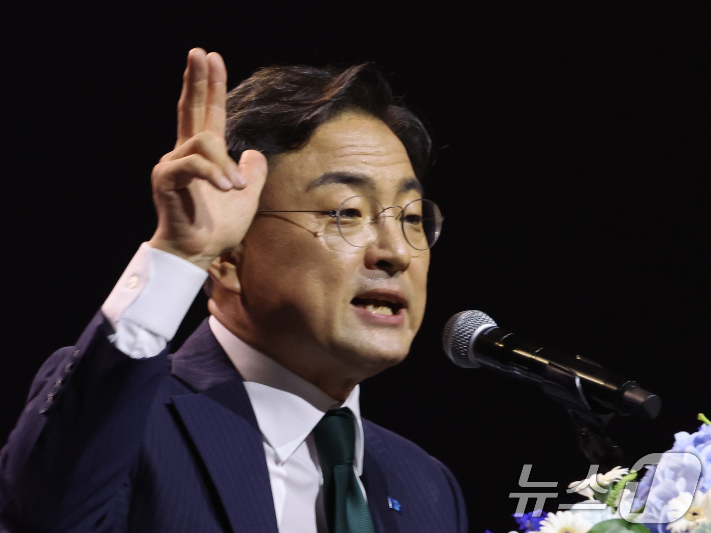 (수원=뉴스1) 황기선 기자 = 조국혁신당 신임 당대표로 선출된 신장식 의원이 25일 오후 경기 수원시 수원컨벤션센터에서 열린 2026 전국당원대회에서 대표 수락연설을 하고 있다. …