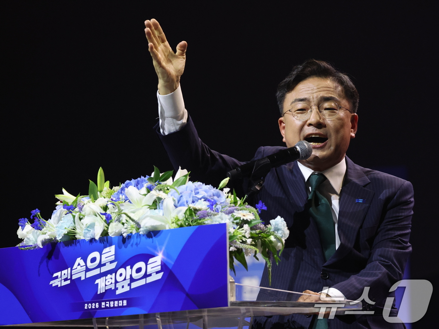 (수원=뉴스1) 황기선 기자 = 조국혁신당 신임 당대표로 선출된 신장식 의원이 25일 오후 경기 수원시 수원컨벤션센터에서 열린 2026 전국당원대회에서 대표 수락연설을 하고 있다. …