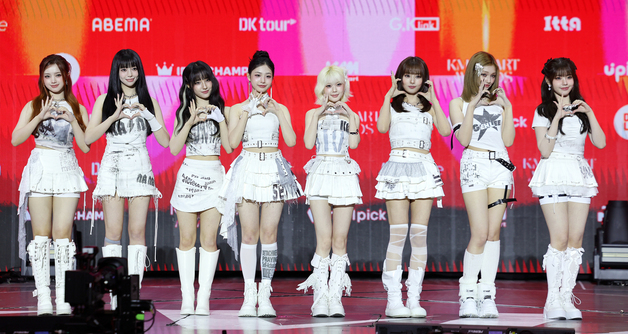 깜찍하게 포즈 취하는 유니스