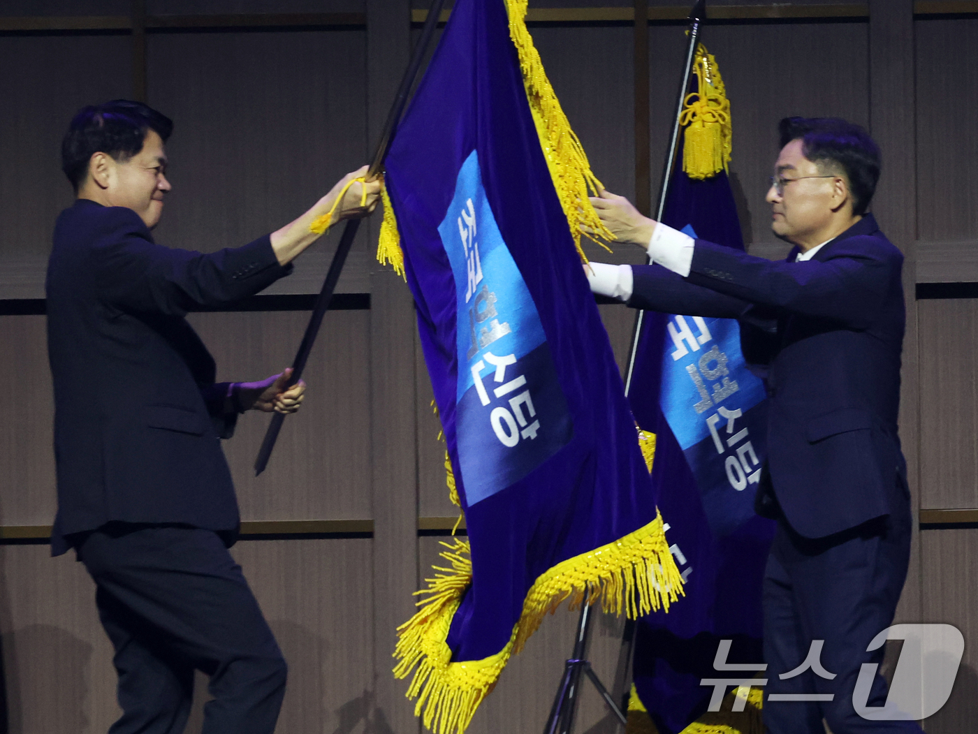 (수원=뉴스1) 황기선 기자 = 조국혁신당 신임 당대표로 선출된 신장식 의원이 25일 오후 경기 수원시 수원컨벤션센터에서 열린 2026 전국당원대회에서 김준형 대표 권한대행 겸 원 …