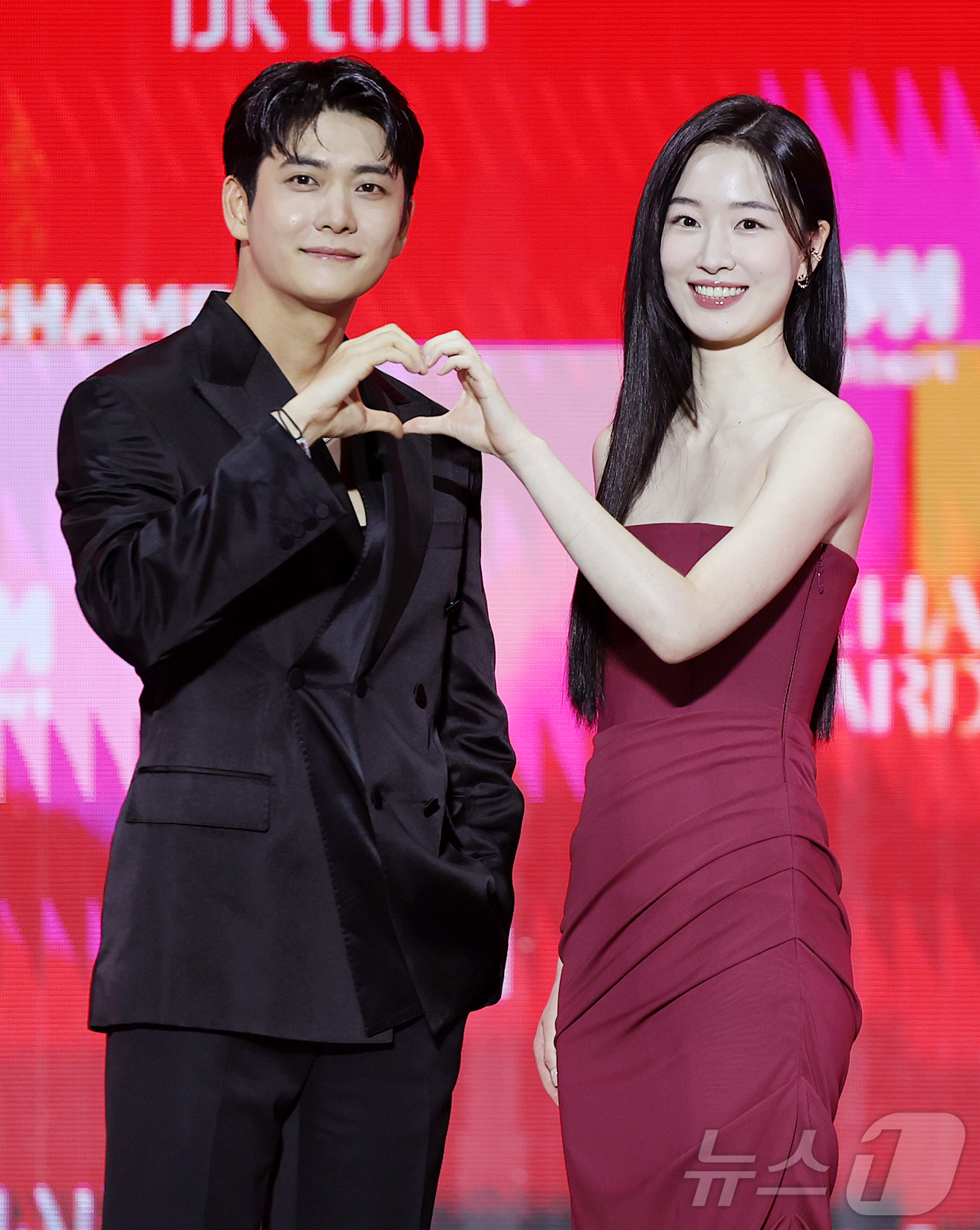 (서울=뉴스1) 김진환 기자 = 배우 강태오와 원지안이 25일 서울 성북구 고려대학교 화정체육관에서 열린 'KMA 2026'(KM차트어워즈) 레드카펫에 참석해 포즈를 취하고 있다. …
