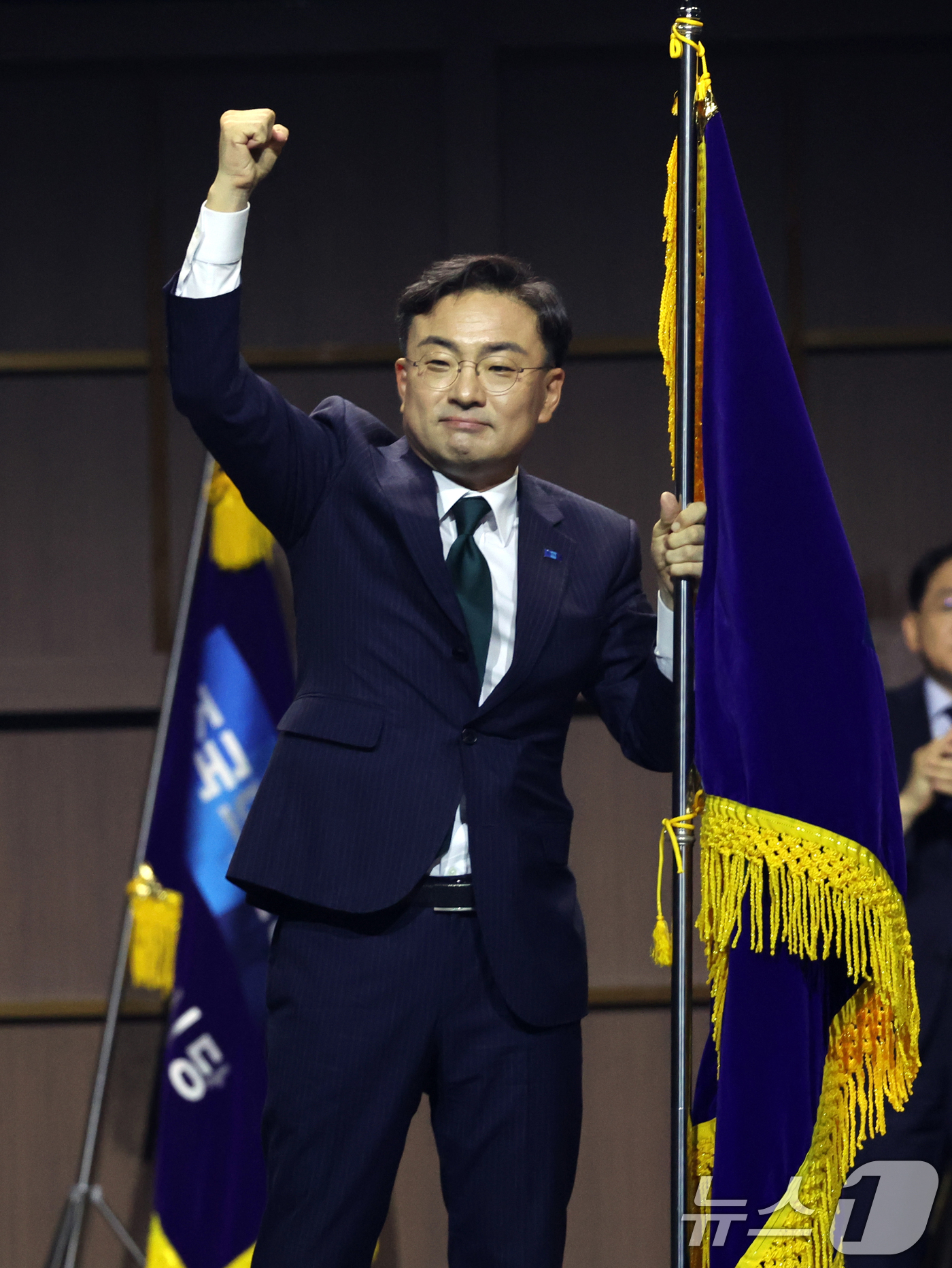 (수원=뉴스1) 황기선 기자 = 조국혁신당 신임 당대표로 선출된 신장식 의원이 25일 오후 경기 수원시 수원컨벤션센터에서 열린 2026 전국당원대회에서 당기를 받아든 후 당원들에게 …