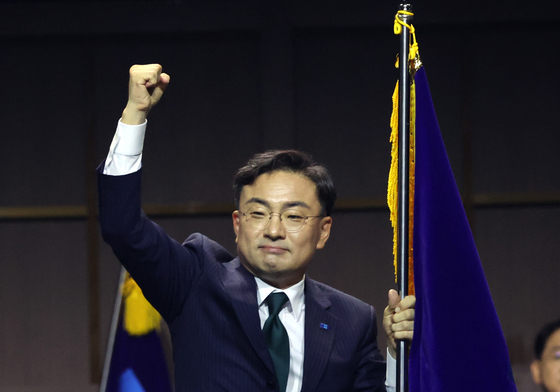 당원들에게 인사하는 신장식 신임 당대표