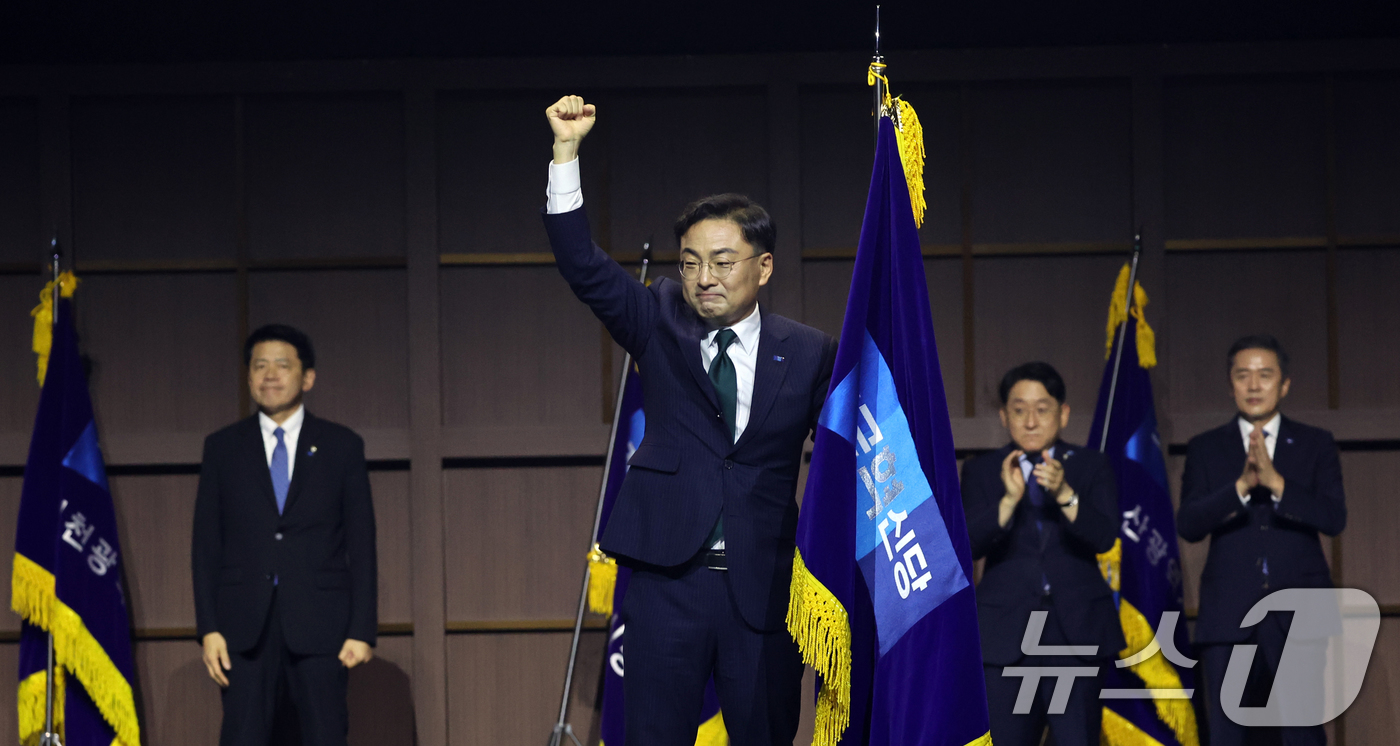 (수원=뉴스1) 황기선 기자 = 조국혁신당 신임 당대표로 선출된 신장식 의원이 25일 오후 경기 수원시 수원컨벤션센터에서 열린 2026 전국당원대회에서 당기를 받아든 후 당원들에게 …