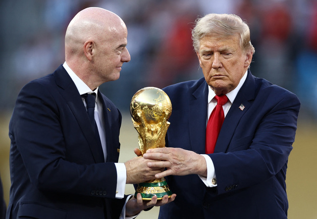 IOC, '친트럼프' FIFA 회장 조사 안 한다…"관할 밖 일"