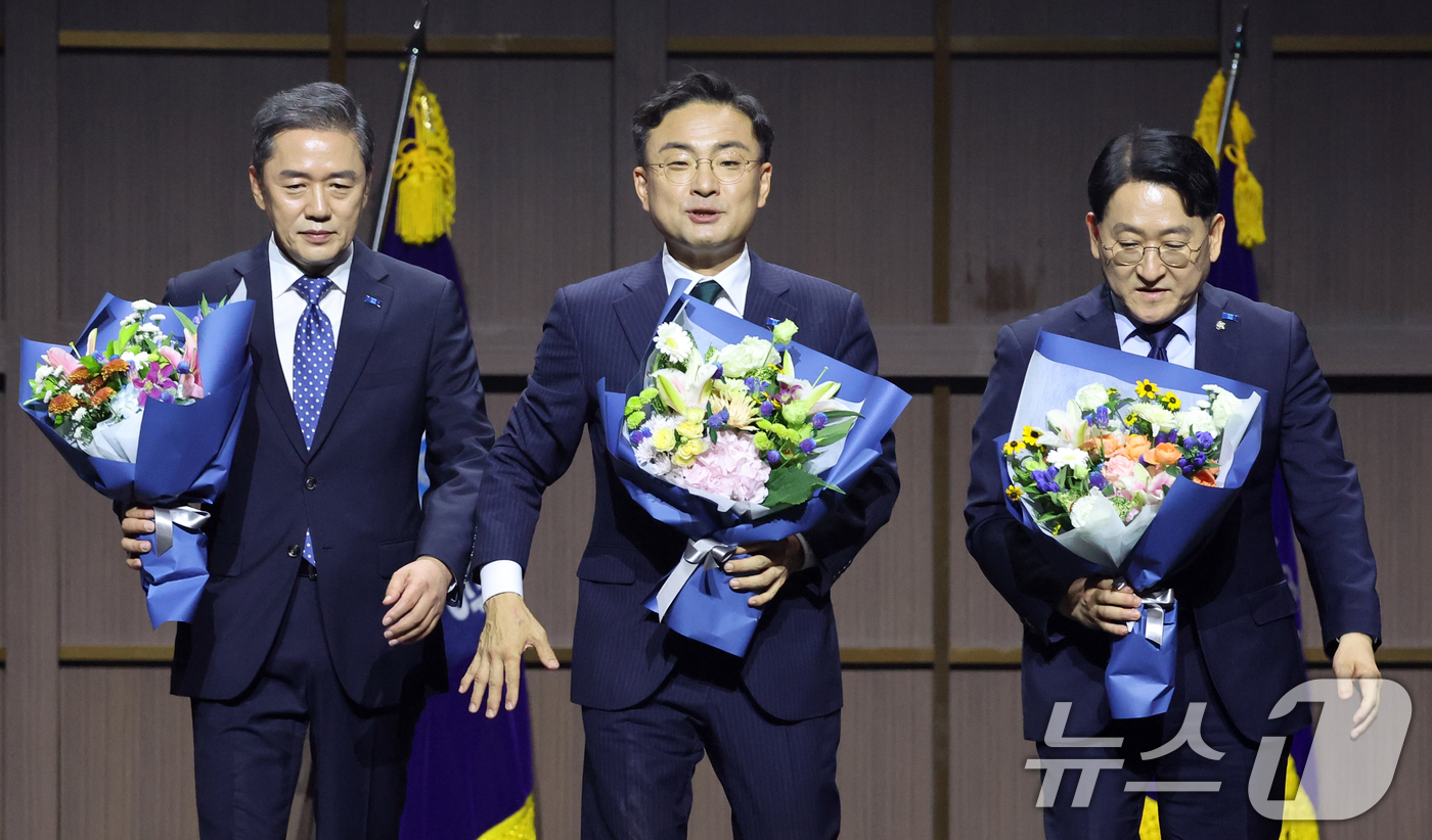 (수원=뉴스1) 황기선 기자 = 조국혁신당 신임 당대표로 선출된 신장식 의원이 25일 오후 경기 수원시 수원컨벤션센터에서 열린 2026 전국당원대회에서 최고위원으로 당선된 황현선, …