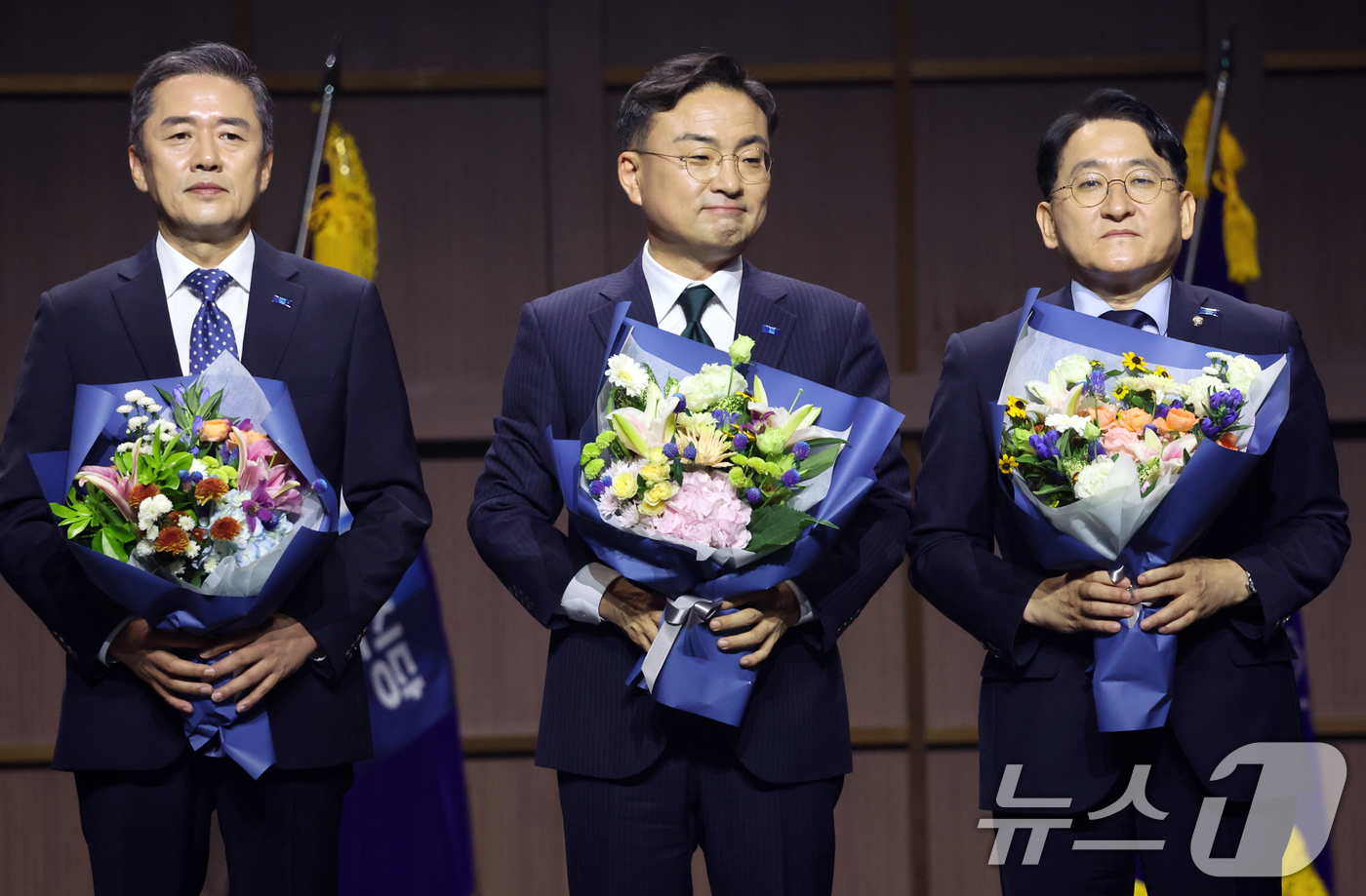 (수원=뉴스1) 황기선 기자 = 조국혁신당 신임 당대표로 선출된 신장식 의원이 25일 오후 경기 수원시 수원컨벤션센터에서 열린 2026 전국당원대회에서 최고위원으로 당선된 황현선, …