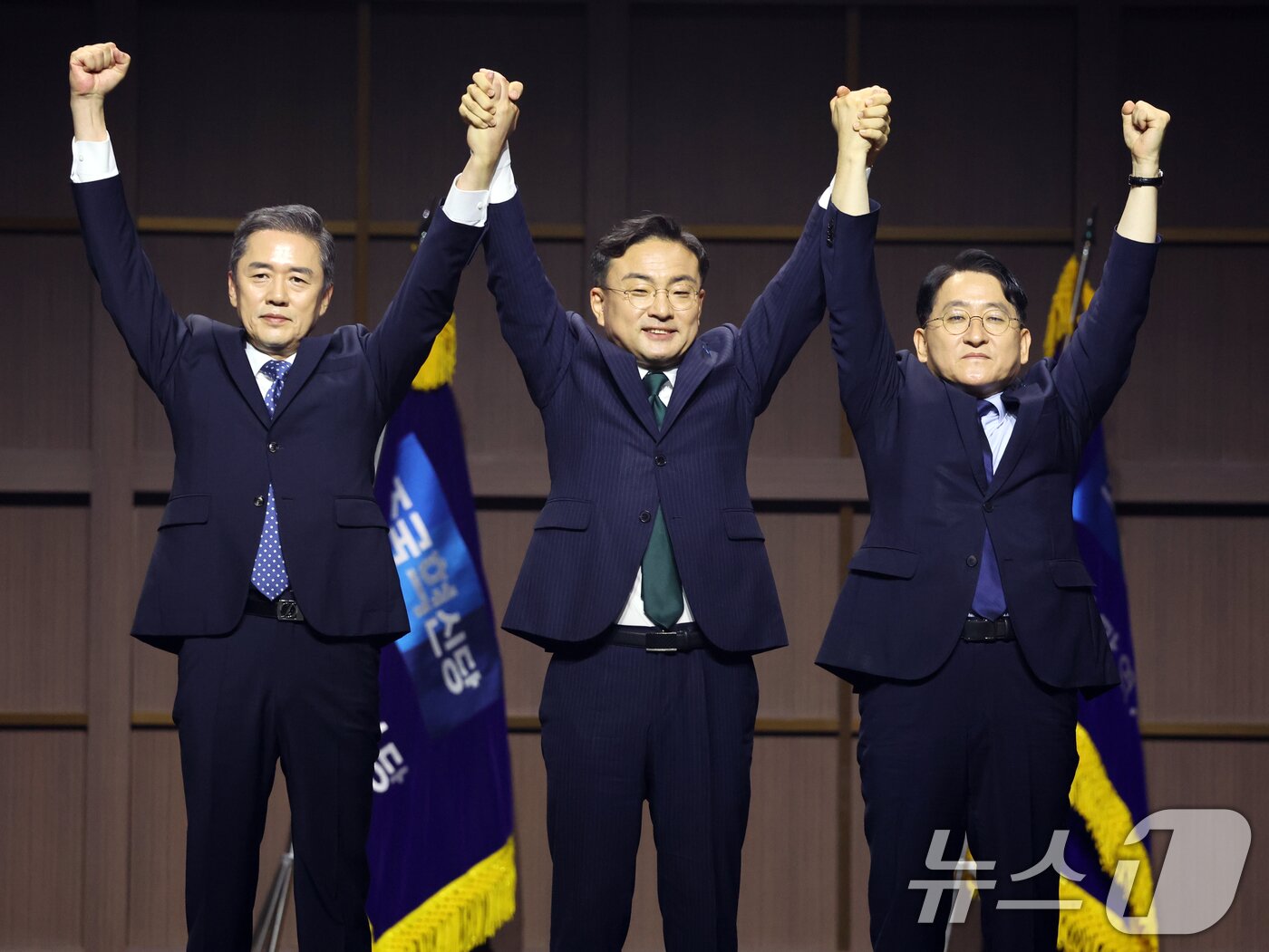 본문 이미지 - 조국혁신당 신임 당대표로 선출된 신장식 의원이 25일 오후 경기 수원시 수원컨벤션센터에서 열린 2026 전국당원대회에서 최고위원으로 당선된 황현선, 차규근 최고위원과 함께 두손을 들어올리고 있다. 2026.7.25 ⓒ 뉴스1 황기선 기자