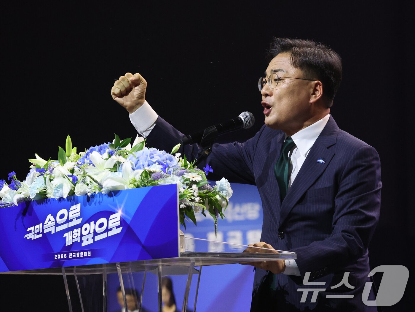 본문 이미지 - 조국혁신당 신임 당대표로 선출된 신장식 의원이 25일 오후 경기 수원시 수원컨벤션센터에서 열린 2026 전국당원대회에서 대표 수락연설을 하고 있다. 2026.7.25 ⓒ 뉴스1 황기선 기자