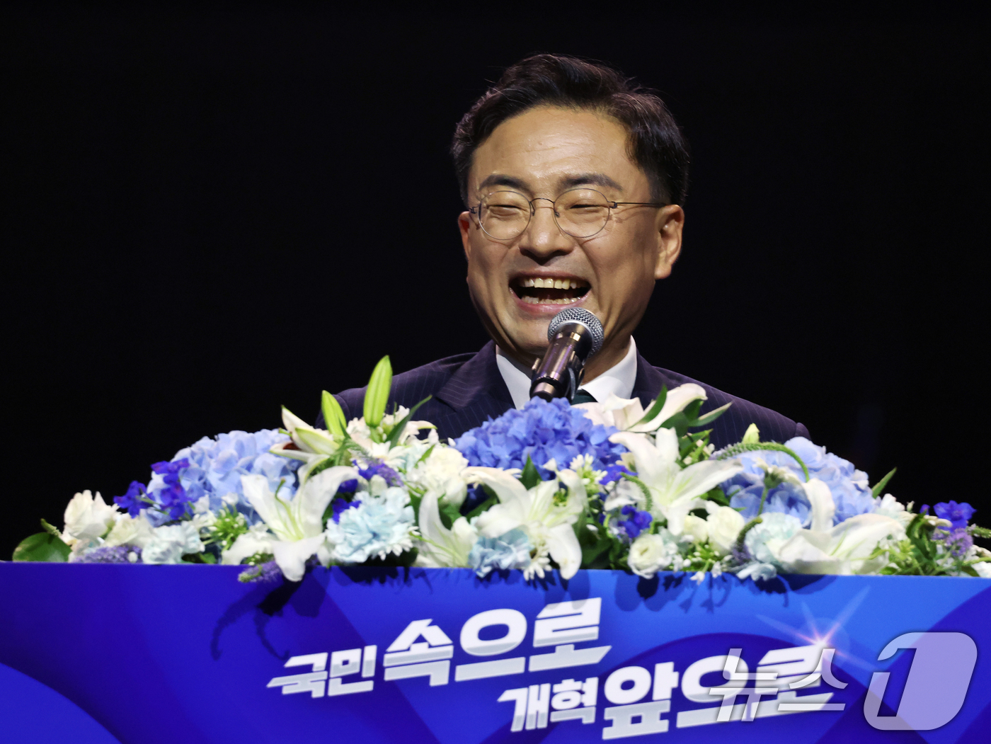 (수원=뉴스1) 황기선 기자 = 조국혁신당 신임 당대표로 선출된 신장식 의원이 25일 오후 경기 수원시 수원컨벤션센터에서 열린 2026 전국당원대회에서 대표 수락연설을 하고 있다. …