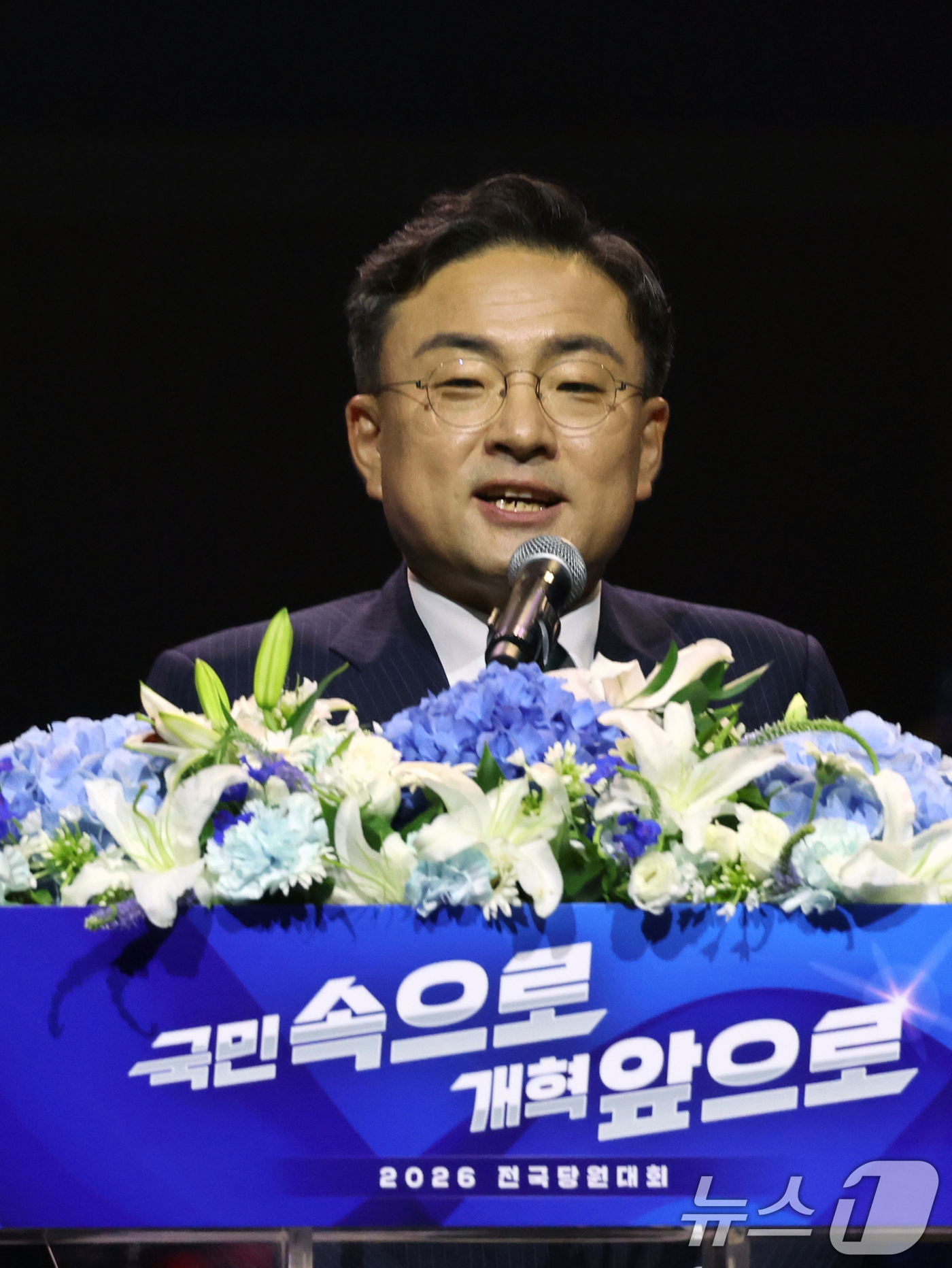 (수원=뉴스1) 황기선 기자 = 조국혁신당 신임 당대표로 선출된 신장식 의원이 25일 오후 경기 수원시 수원컨벤션센터에서 열린 2026 전국당원대회에서 대표 수락연설을 하고 있다. …