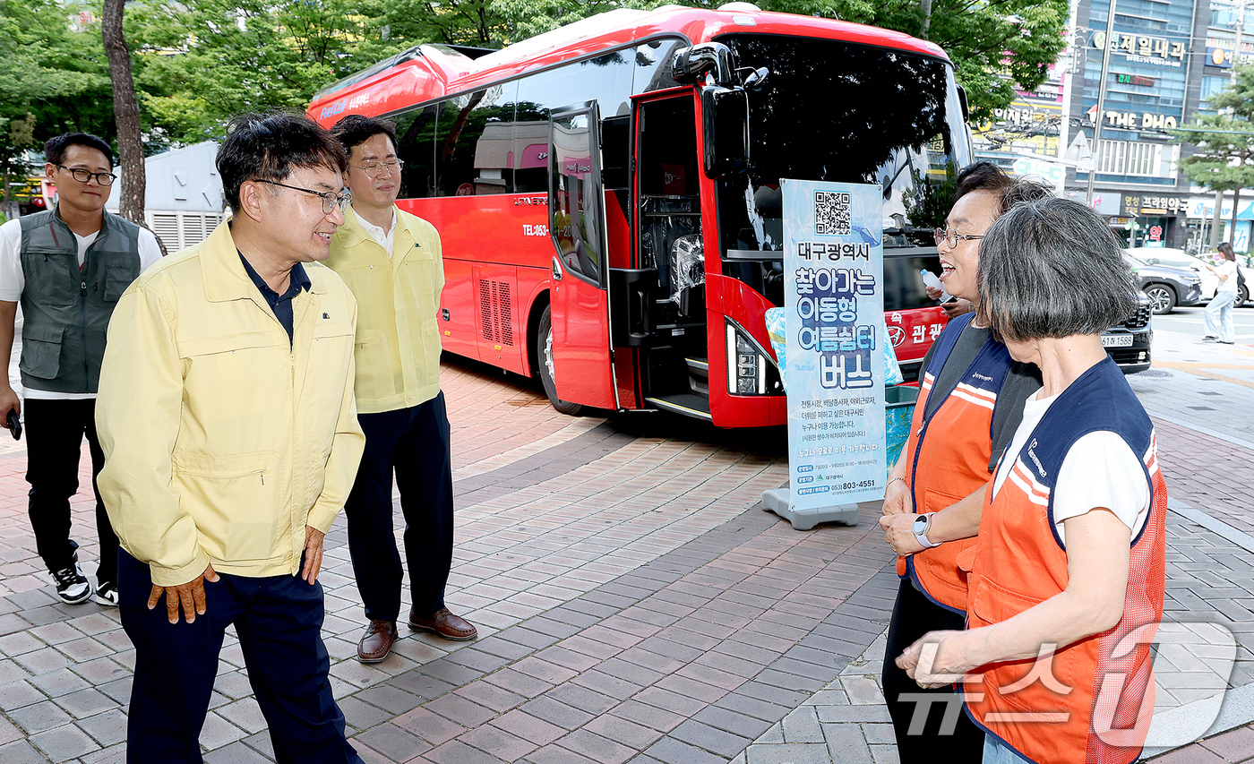 (서울=뉴스1) 이호윤 기자 = 김광용 행정안전부 재난안전관리본부장이 25일 대구 북구 침산네거리에 배치된 이동형 무더위쉼터 버스를 찾아 폭염 대응 운영현황을 점검하고 있다.  ( …