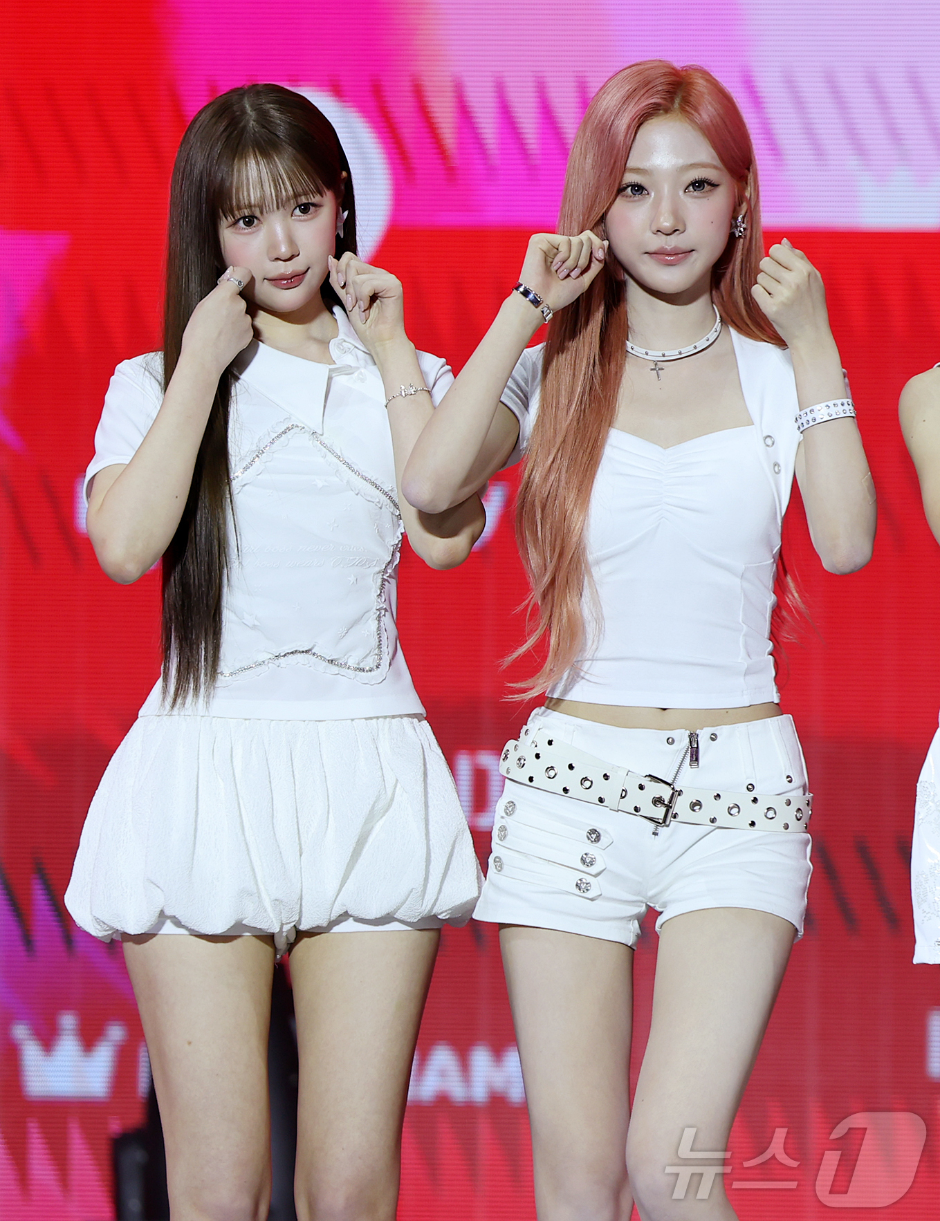 (서울=뉴스1) 김진환 기자 = 하츠투하츠 예온과 스텔라(오른쪽)가 25일 서울 성북구 고려대학교 화정체육관에서 열린 'KMA 2026'(KM차트어워즈) 레드카펫에 참석해 포즈를 …