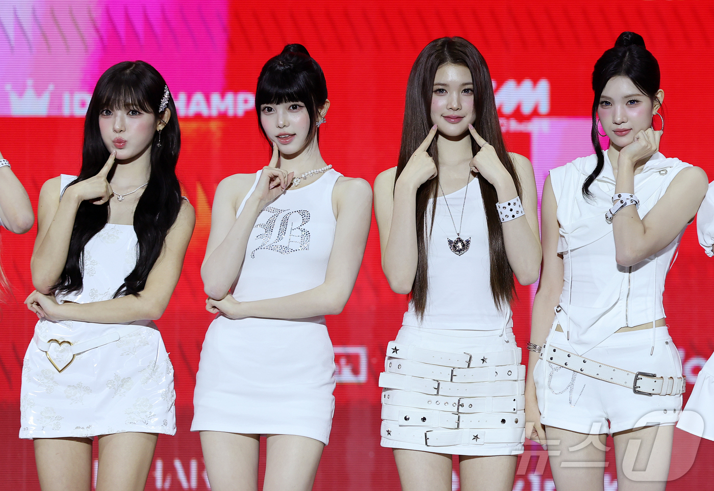 (서울=뉴스1) 김진환 기자 = 하츠투하츠 유하(왼쪽부터), 이안, 에이나, 주은이 25일 서울 성북구 고려대학교 화정체육관에서 열린 'KMA 2026'(KM차트어워즈) 레드카펫에 …