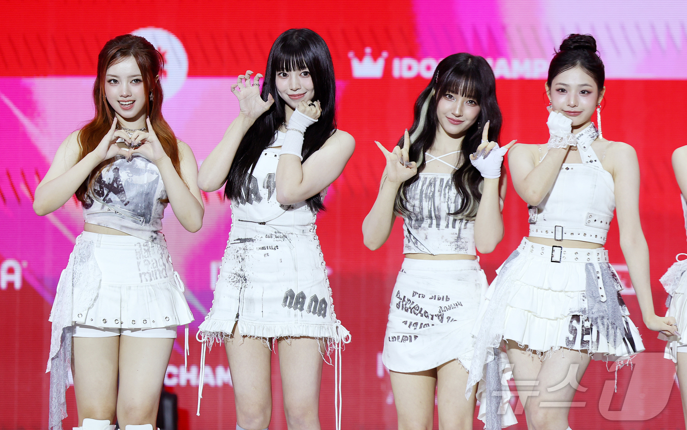 (서울=뉴스1) 김진환 기자 = 유니스 엘리시아(왼쪽부터), 나나, 방윤하, 임서원이 25일 서울 성북구 고려대학교 화정체육관에서 열린 'KMA 2026'(KM차트어워즈) 레드카펫 …