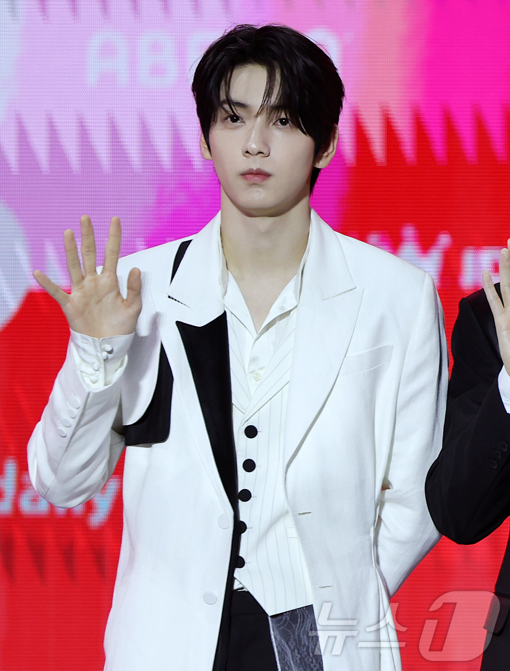 (서울=뉴스1) 김진환 기자 = 투모로우바이투게더 수빈이 25일 서울 성북구 고려대학교 화정체육관에서 열린 'KMA 2026'(KM차트어워즈) 레드카펫에 참석해 포즈를 취하고 있다 …
