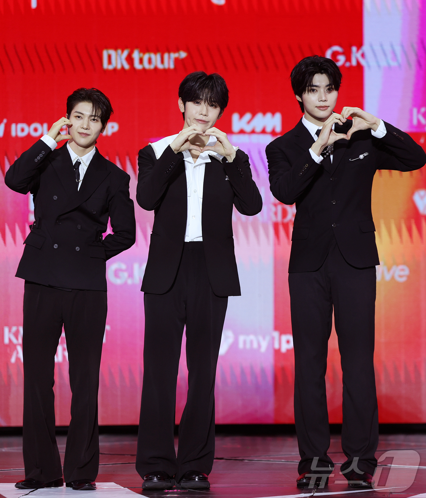 (서울=뉴스1) 김진환 기자 = 제로베이스원 석매튜(왼쪽부터), 김태래, 박건욱이 25일 서울 성북구 고려대학교 화정체육관에서 열린 'KMA 2026'(KM차트어워즈) 레드카펫에 …