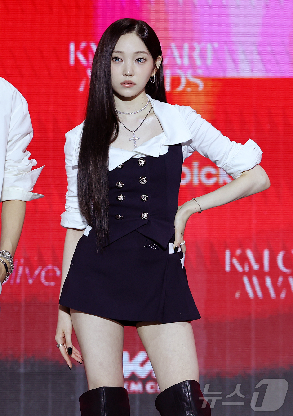 (서울=뉴스1) 김진환 기자 = 올데이 프로젝트 영서가 25일 서울 성북구 고려대학교 화정체육관에서 열린 'KMA 2026'(KM차트어워즈) 레드카펫에 참석해 포즈를 취하고 있다. …