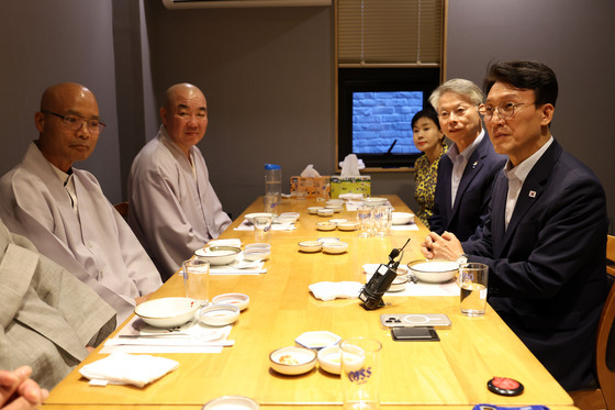 경청하는 김민석 전 총리