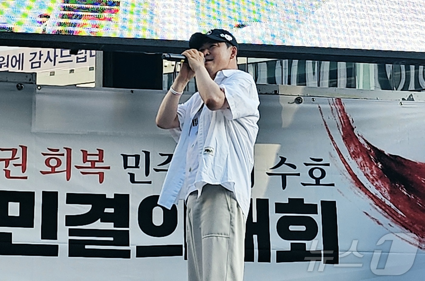 (대구=뉴스1) 남승렬 기자 = 장동혁 국민의힘 대표가 25일 대구 중구 더현대 백화점 앞에서 열린 '참정권 회복 민주주의 수호 국민결의대회'에 참석해 선거관리위원회의 관리 부실을 …